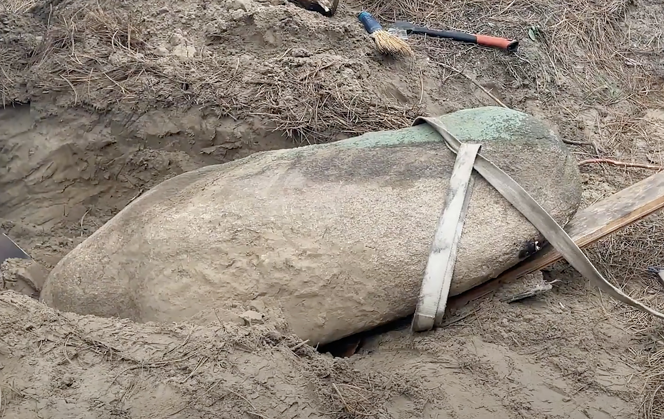 В Днепре нашли каменную глыбу фаллической формы, которой более 5000 лет: местные на ней жарили шашлыки